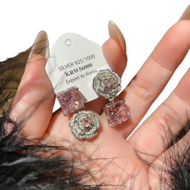 Conjunto de anillo, pendientes y collar con diseño de rosas rosas, decorado con circonitas cúbicas en estilo delicado y lujoso, transmitiendo una sensación de elegancia y alta gama. - Image 5